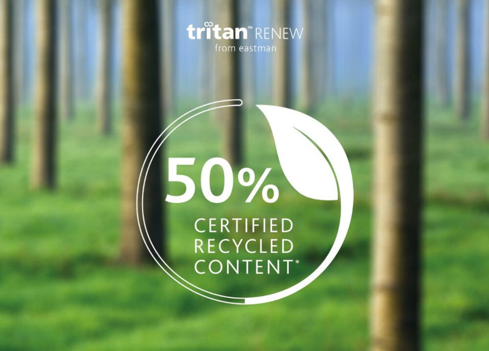 Obraz przedstawia las z drzewami na rozmytym tle. Na pierwszym planie widnieje napis: \'tritan RENEW from eastman 50% CERTIFIED RECYCLED CONTENT*\'.