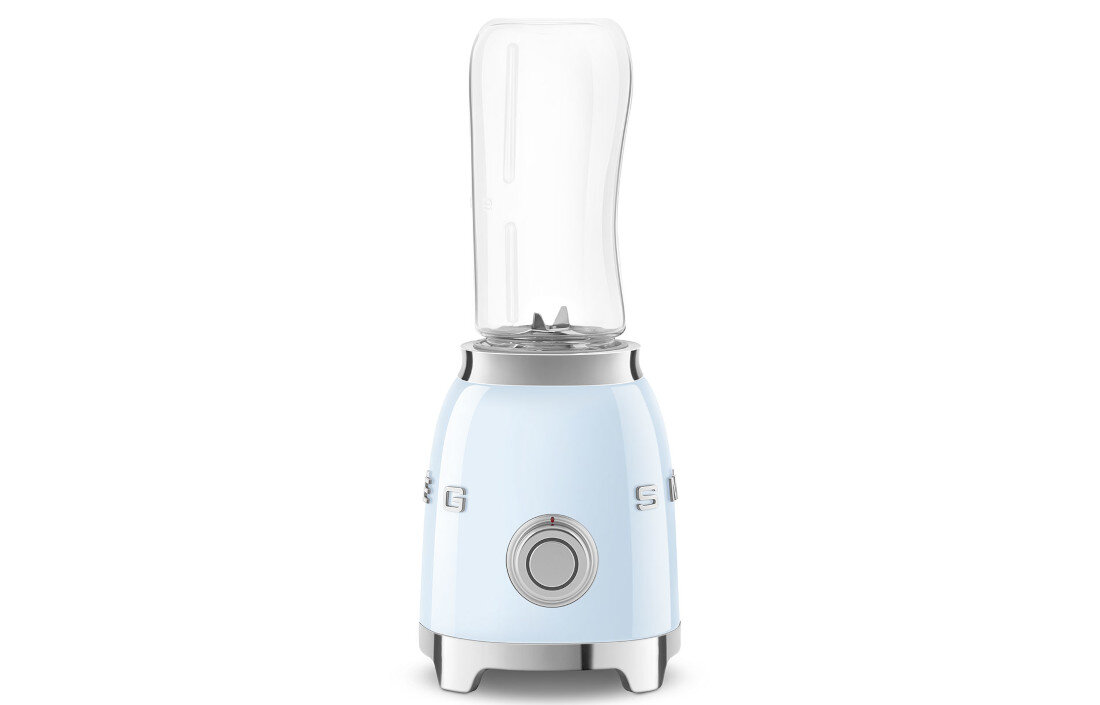 Na obrazie widoczny jest błękitny blender personalny z napisem \'SMEG\' na korpusie. Blender ma przezroczysty pojemnik i metalowe wykończenia.