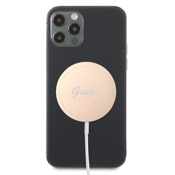 Na obrazie widoczny jest ciemny smartfon z podłączoną złotą ładowarką indukcyjną z napisem \'Guess\'.