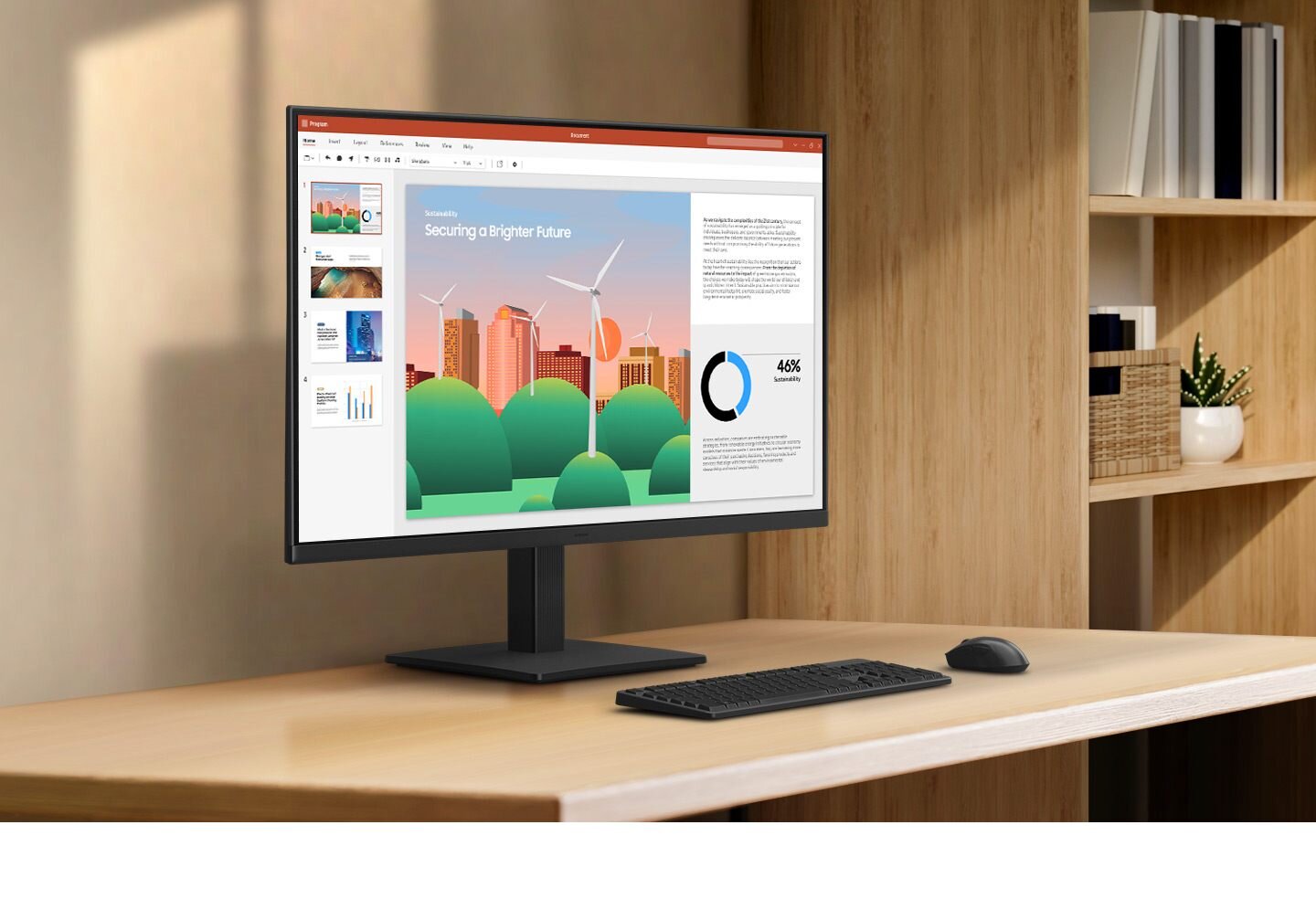 Na biurku stoi monitor wyświetlający prezentację z grafiką przedstawiającą wiatraki i budynki oraz tekst \'Securing a Brighter Future\'. Obok monitora znajdują się klawiatura i myszka.