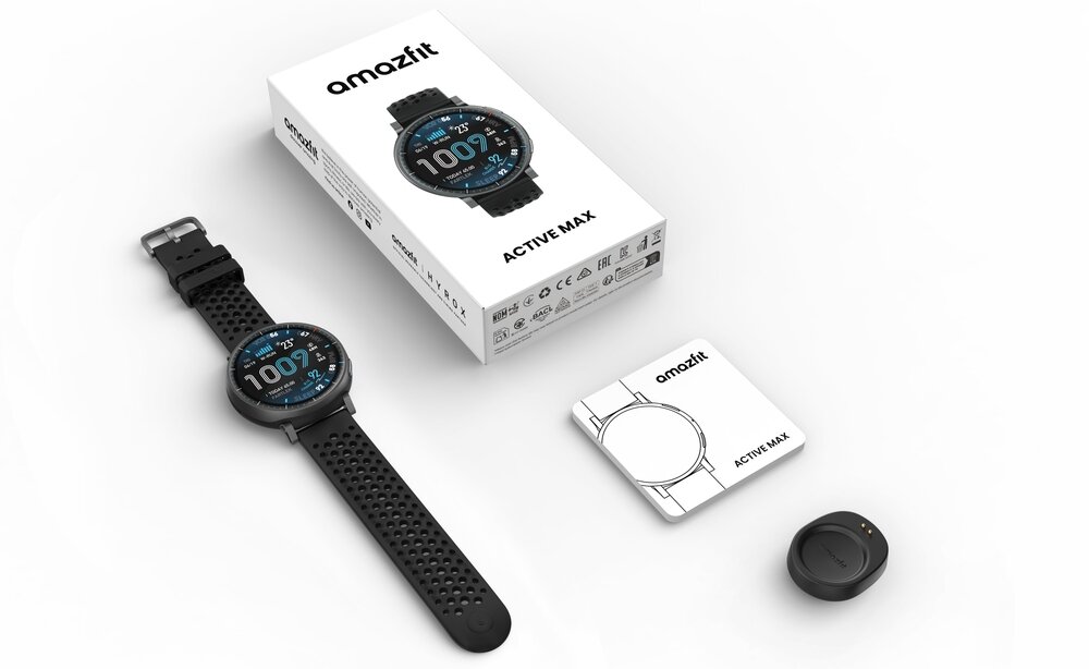 Na obrazie znajduje się czarny smartwatch z perforowanym paskiem, obok niego pudełko z napisem \'amazfit ACTIVE MAX\'. Widoczna jest również instrukcja oraz małe, okrągłe urządzenie.