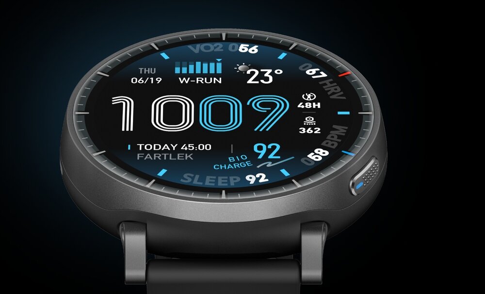 Smartwatch z okrągłym wyświetlaczem pokazuje różne dane, takie jak data 06/19, temperatura 23 stopnie, liczba kroków 362, oraz poziom naładowania 92%. Widoczny jest duży numer 1009 oraz napisy VO2, HRV, SLEEP, FARTLEK, BIO CHARGE, 48H, 66, 67, 92, 92, 688 BPM.