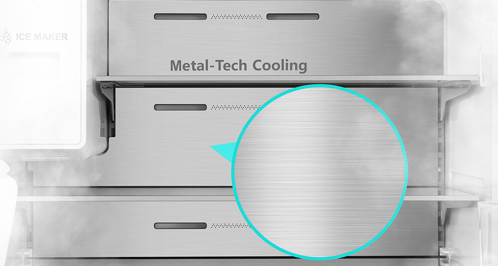 Wnętrze lodówki z widocznymi półkami i napisem \'Metal-Tech Cooling\'. Po lewej stronie znajduje się napis \'ICE MAKER\'.