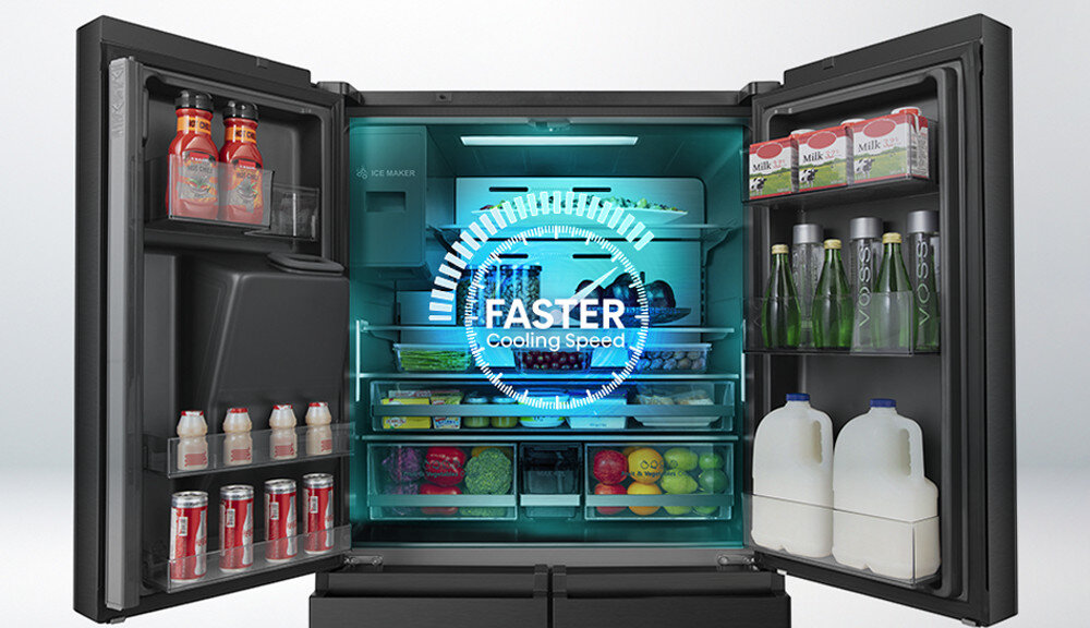 Otwarta lodówka z widocznymi półkami wypełnionymi różnymi produktami spożywczymi, takimi jak napoje, owoce i warzywa. Na środku drzwi znajduje się napis \'FASTER Cooling Speed\'.