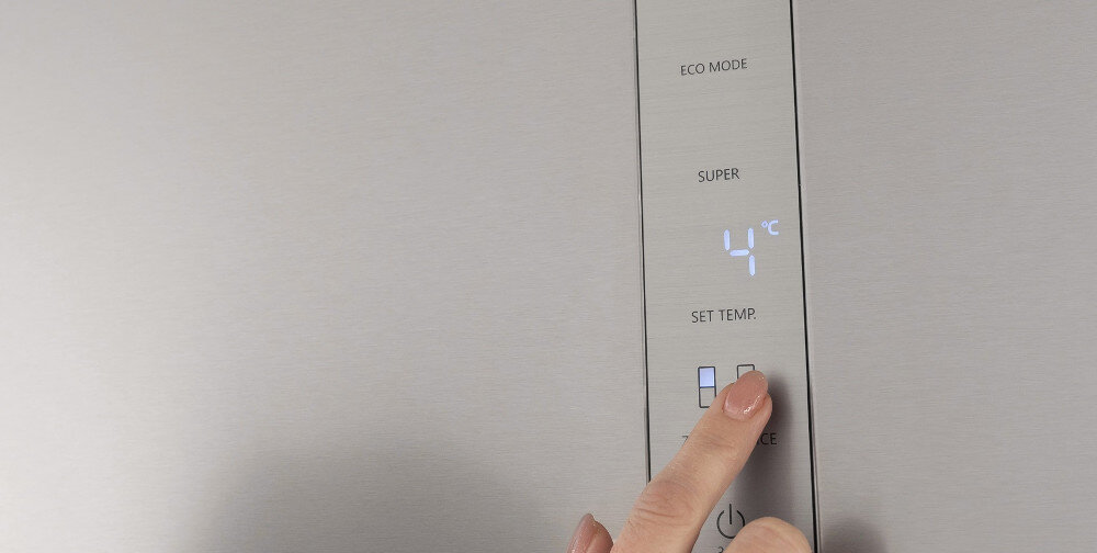 Panel sterowania lodówki z wyświetlaczem pokazującym temperaturę 4°C. Widoczne przyciski: ECO MODE, SUPER, SET TEMP, oraz ikony zasilania i zamrażarki.