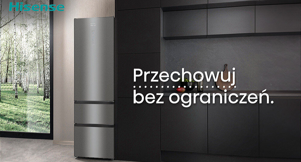 Stalowo-szara lodówka z trzema drzwiami stoi w nowoczesnej kuchni. Na obrazie widoczny jest napis: \'Przechowuj bez ograniczeń.\' oraz logo Hisense.