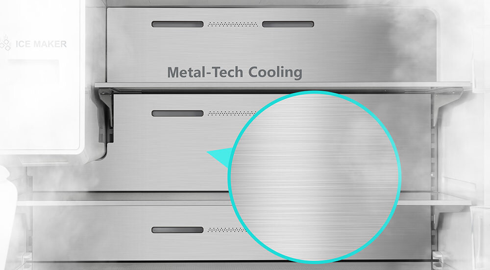 Wnętrze lodówki z widocznymi półkami i napisem \'Metal-Tech Cooling\'. Po lewej stronie znajduje się napis \'ICE MAKER\'.