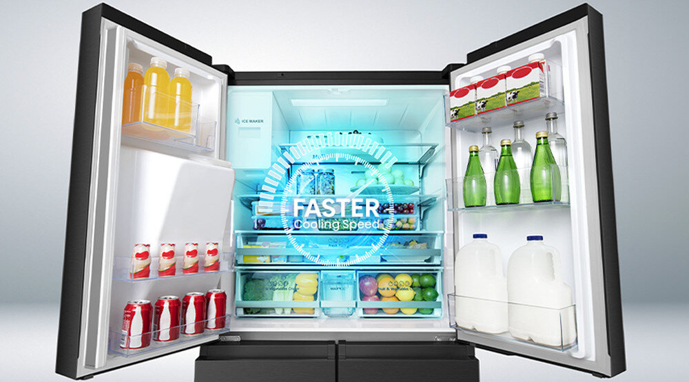 Otwarta lodówka z widocznymi półkami wypełnionymi napojami, owocami i innymi produktami spożywczymi. Na środku drzwi znajduje się napis \'FASTER Cooling Speed\'.