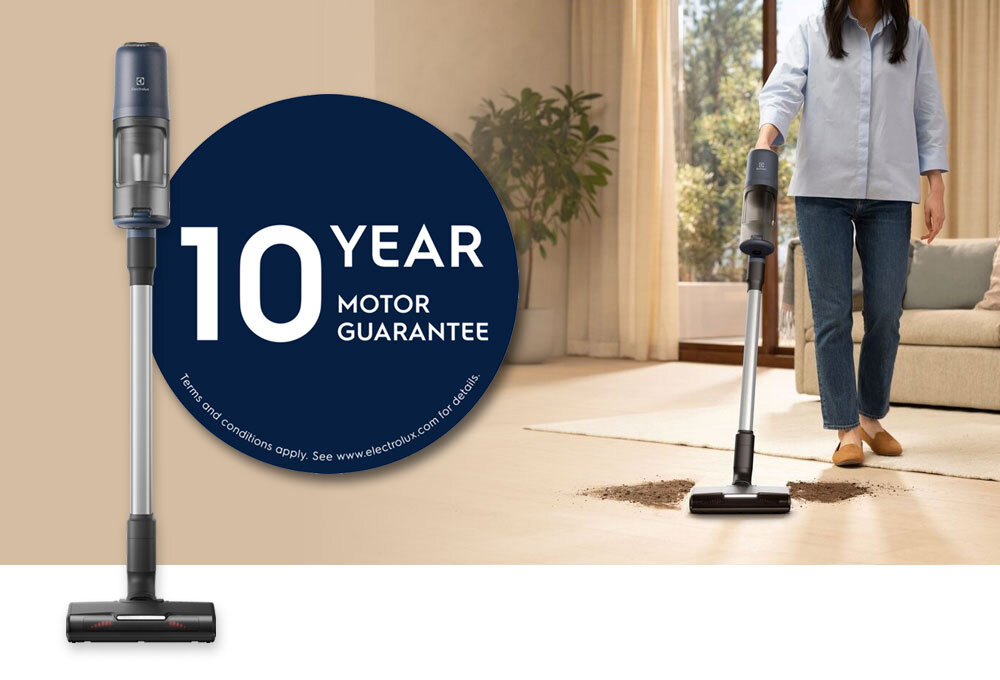 Obraz przedstawia odkurzacz pionowy używany przez osobę w salonie. Na grafice widnieje napis \'10 YEAR MOTOR GUARANTEE\' oraz informacja o warunkach na stronie www.electrolux.com/10years.