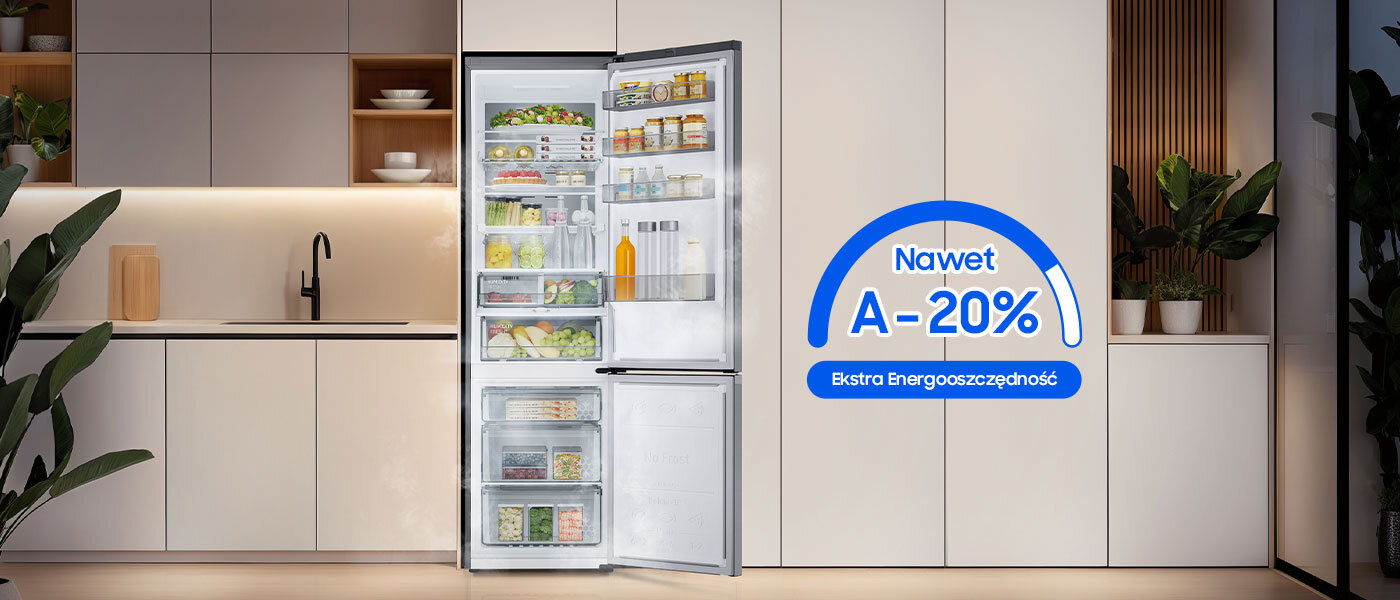 Lodówka w najwyższej klasie energetycznej dostępna w Media Expert Otwarta lodówka w kuchni, wypełniona różnorodnymi produktami spożywczymi. Obok lodówki znajduje się niebieski znak z napisem \'Nawet A-20% Ekstra Energooszczędność\'.