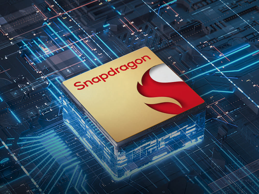 Obraz przedstawia procesor z logo \'Snapdragon\' na tle schematu elektronicznego z niebieskimi liniami.