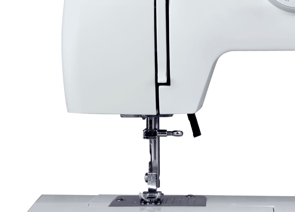 Zbliżenie na białą maszynę do szycia z widocznym mechanizmem igły i stopką. Maszyna ma prosty, nowoczesny design.