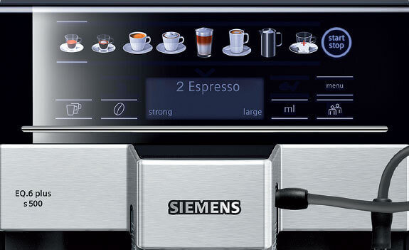 Panel sterowania ekspresu do kawy z wyświetlaczem pokazującym \'2 Espresso\' oraz różnymi ikonami napojów. Widoczne jest logo \'SIEMENS\' oraz napis \'EQ.6 plus s 500\'.