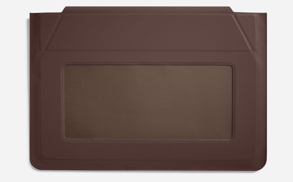 Ciemnobrązowa torba na laptopa z prostokątnym, przezroczystym panelem na środku. Torba ma prosty, elegancki design bez widocznych napisów czy logo.