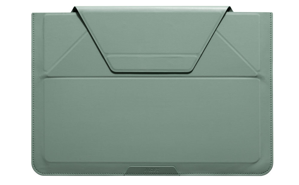 Torba na laptopa w kolorze szałwiowym z widocznym logo \'MOFT\' na dole. Posiada klapkę zamykającą w kształcie trapezu.