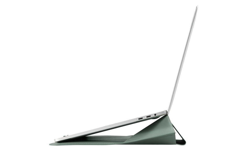Na obrazie widoczny jest laptop ustawiony na szałwiowej podstawce, która unosi go pod kątem. Podstawka ma prosty, geometryczny kształt.
