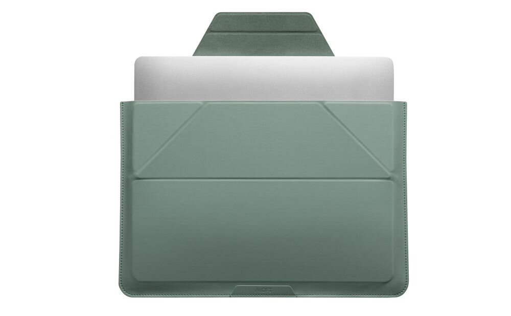 Torba na laptopa w kolorze szałwiowym z widocznym laptopem wystającym z góry. Na torbie znajduje się subtelne logo MOFT.