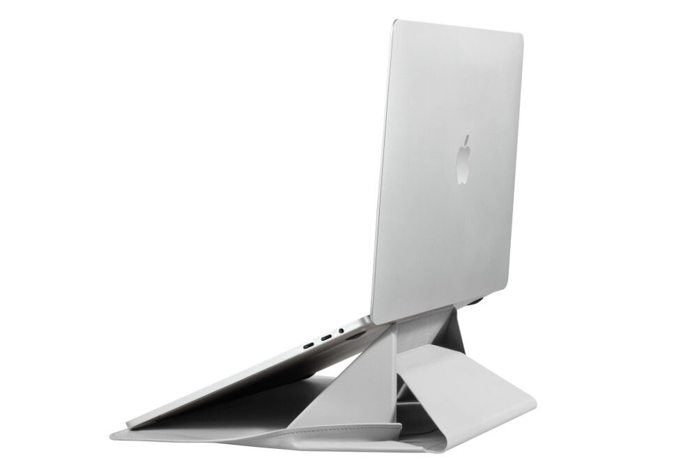 Na obrazie widoczny jest laptop w kolorze srebrnym, ustawiony na szarym stojaku. Na obudowie laptopa znajduje się logo w kształcie nadgryzionego jabłka.
