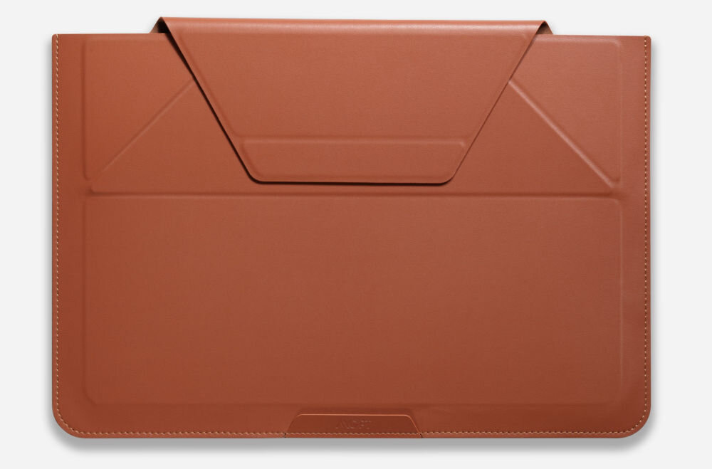 Brązowa torba na laptopa z klapką zamykającą, wykonana z gładkiego materiału. Widoczne są przeszycia wzdłuż krawędzi oraz delikatne tłoczenie na klapce.