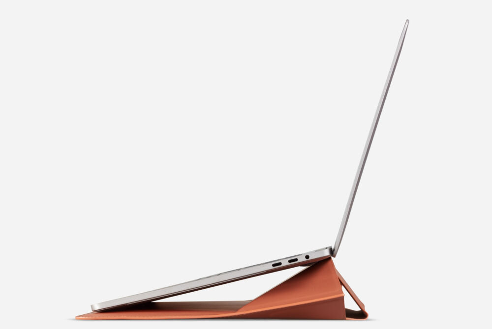 Laptop ustawiony na podstawce w kolorze ciemnego brązu, widoczny z boku. Podstawka unosi tył laptopa, tworząc kąt nachylenia.
