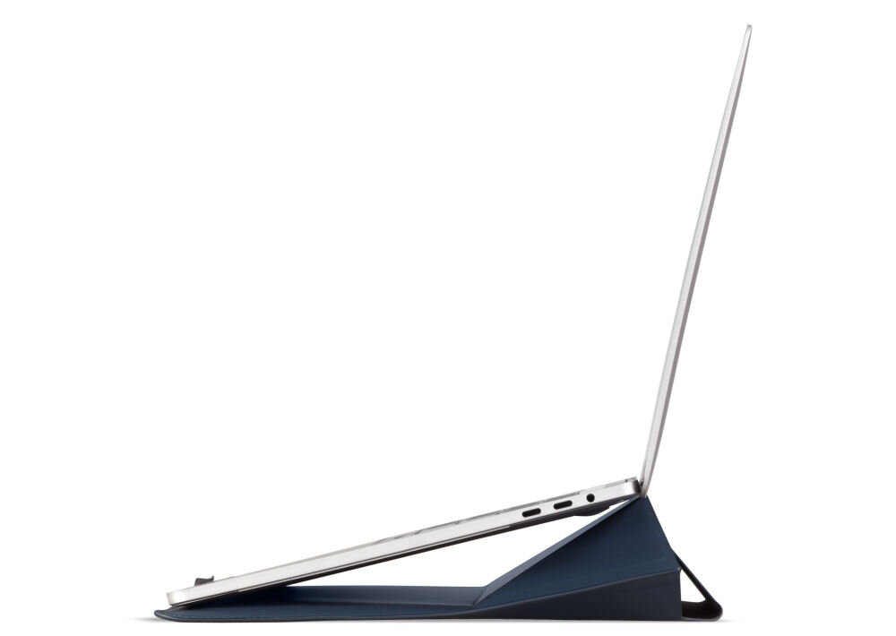 Laptop umieszczony na granatowej podstawce, która unosi go pod kątem. Widoczne są porty boczne laptopa.