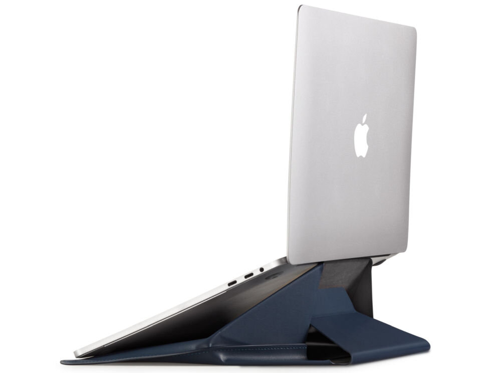 Na obrazie widać laptopa umieszczonego na granatowej podstawce, która pełni funkcję stojaka. Na obudowie laptopa widoczne jest logo w kształcie nadgryzionego jabłka.