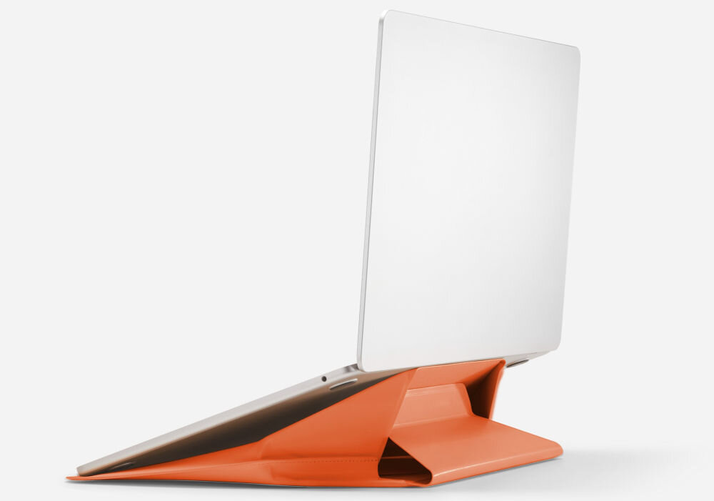 Pomarańczowa torba na laptopa służy jako podstawka, na której umieszczony jest otwarty laptop. Torba ma nowoczesny design i pełni funkcję stojaka.