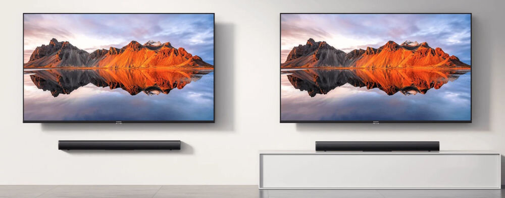 Na obrazie znajdują się dwa telewizory z wyświetlonym krajobrazem górskim, a pod każdym z nich umieszczony jest czarny soundbar. Jeden soundbar jest zamontowany na ścianie, a drugi stoi na białej szafce.