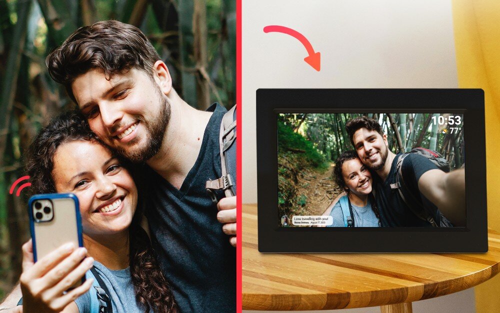 Po lewej stronie para robi sobie selfie w lesie, trzymając smartfon. Po prawej stronie zdjęcie tej samej pary wyświetlane jest na cyfrowej ramce stojącej na drewnianym stoliku, z widocznym zegarem 10:53 i temperaturą 77°F.