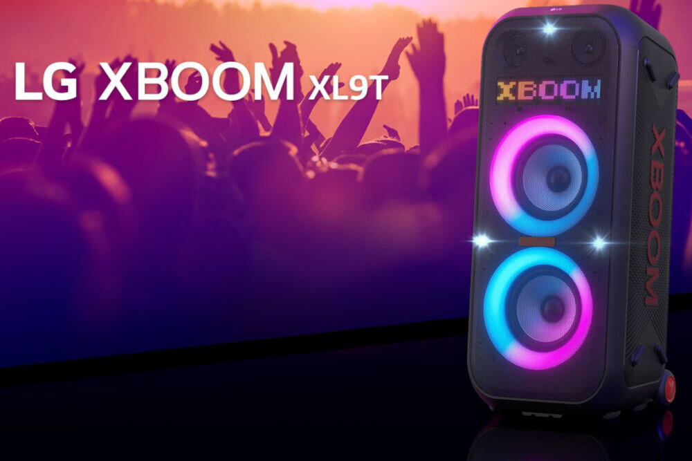 Na obrazie widoczny jest głośnik LG XBOOM XL9T z kolorowymi podświetleniami, a w tle znajduje się tłum ludzi na koncercie. Na obrazie widnieje tekst: \'LG XBOOM XL9T\'.