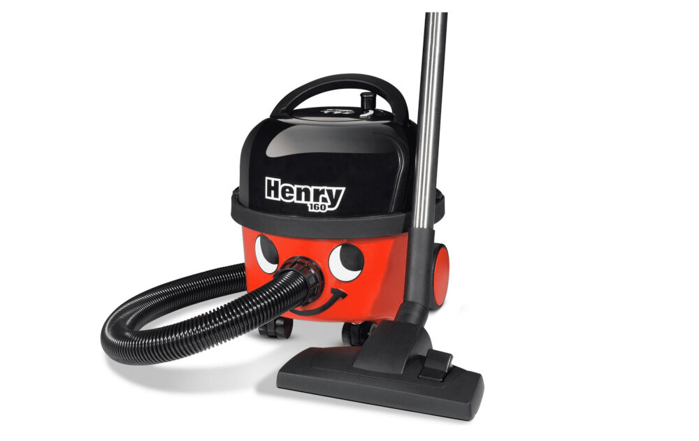 Odkurzacz w kształcie czerwonego cylindra z czarną pokrywą, na której widnieje napis \'Henry 160\'. Posiada uśmiechniętą twarz oraz czarny wąż ssący i metalową rurę z końcówką do odkurzania.
