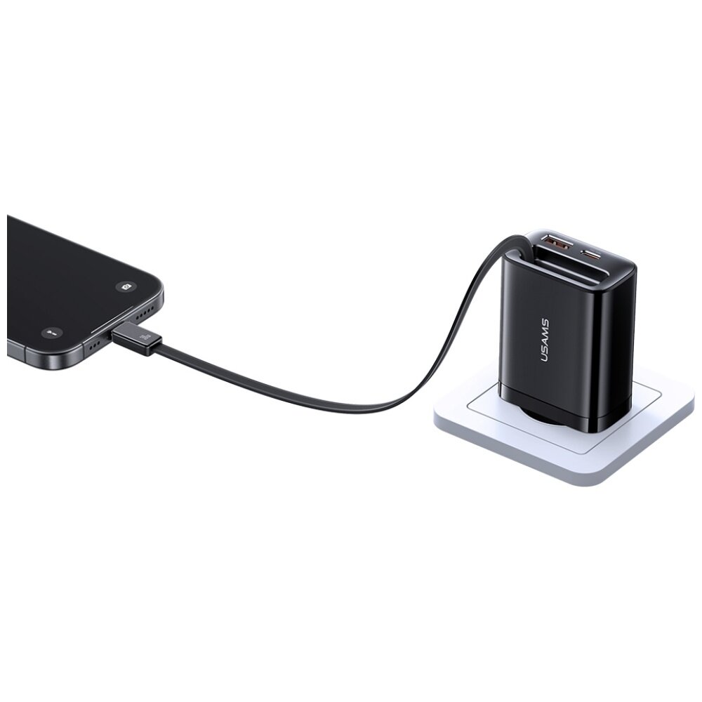 Czarna ładowarka z logo \'USAMS\' podłączona do smartfona za pomocą kabla USB-C. Ładowarka ma dwa porty: USB-C i USB-A, i jest umieszczona na białej podstawce.