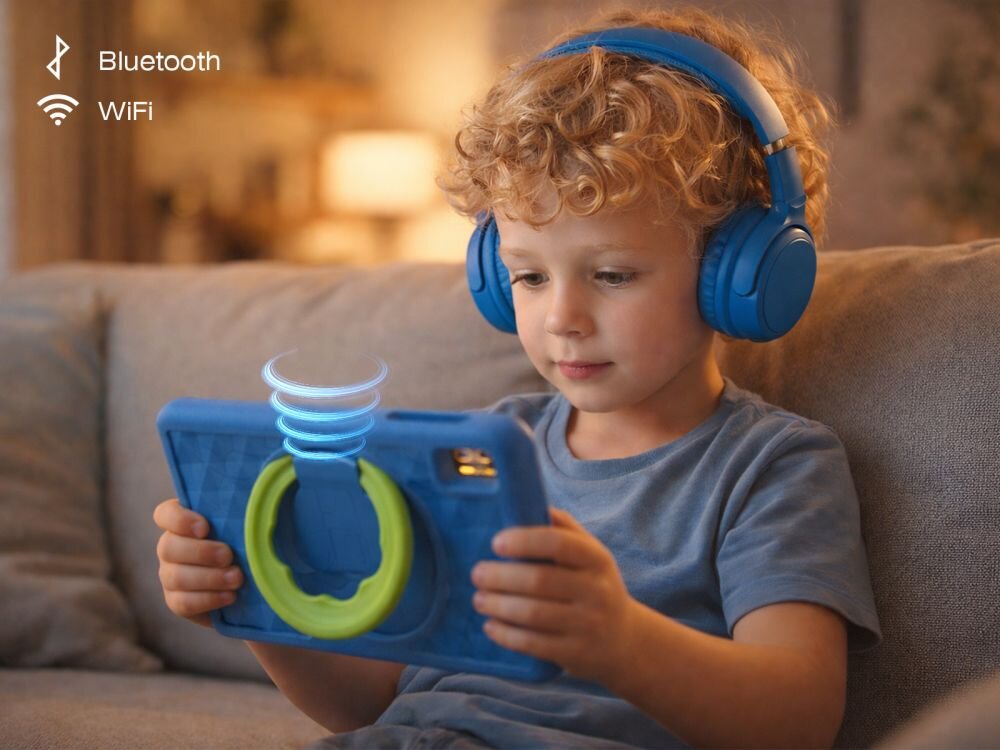 Dziecko trzyma niebieski tablet w etui z zielonym uchwytem, nosząc niebieskie słuchawki. W lewym górnym rogu widoczne są ikony Bluetooth i WiFi.