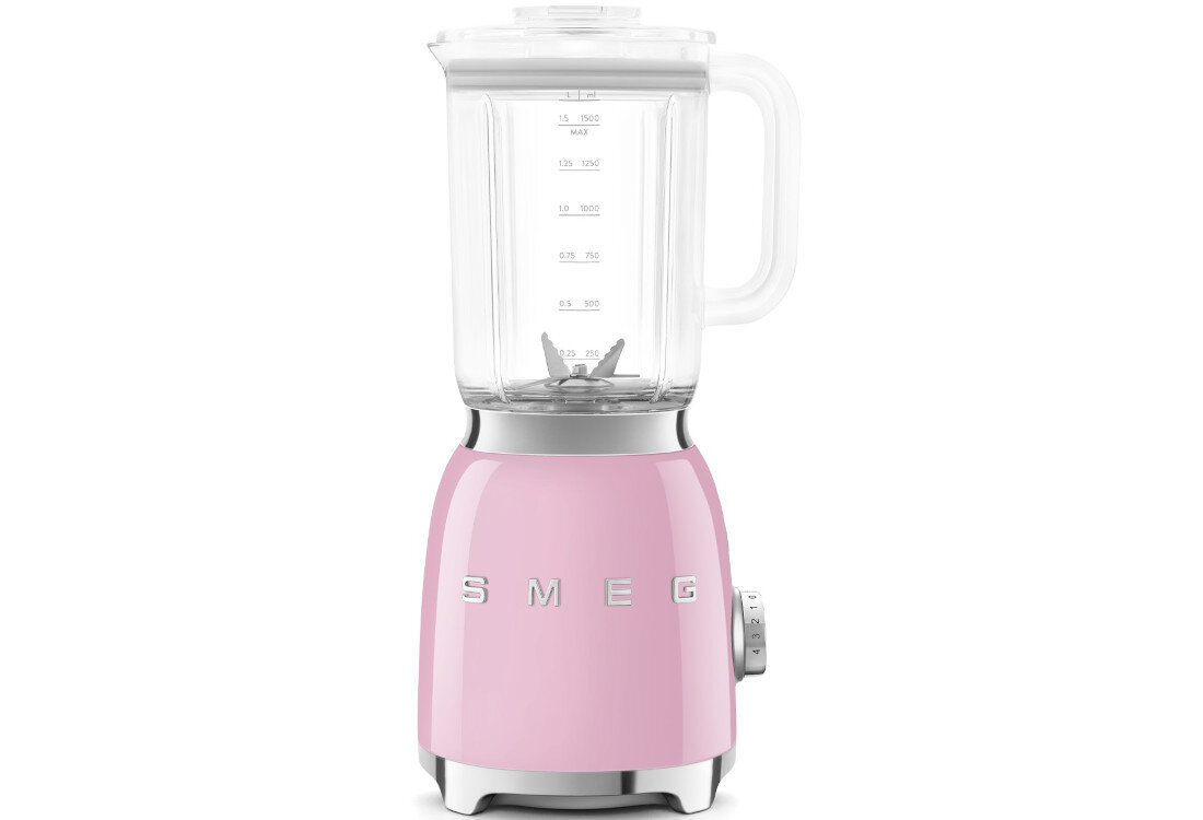 Blender kielichowy w pastelowym różu z napisem \'SMEG\' na korpusie. Posiada przezroczysty kielich z miarką i metalowe ostrza.