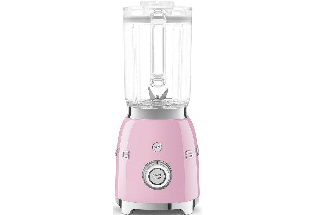 Blender kielichowy w pastelowym różu z przezroczystym kielichem i srebrnymi elementami. Na obudowie widoczne są przyciski z napisami \'PULSE\' i \'START/STOP\'.