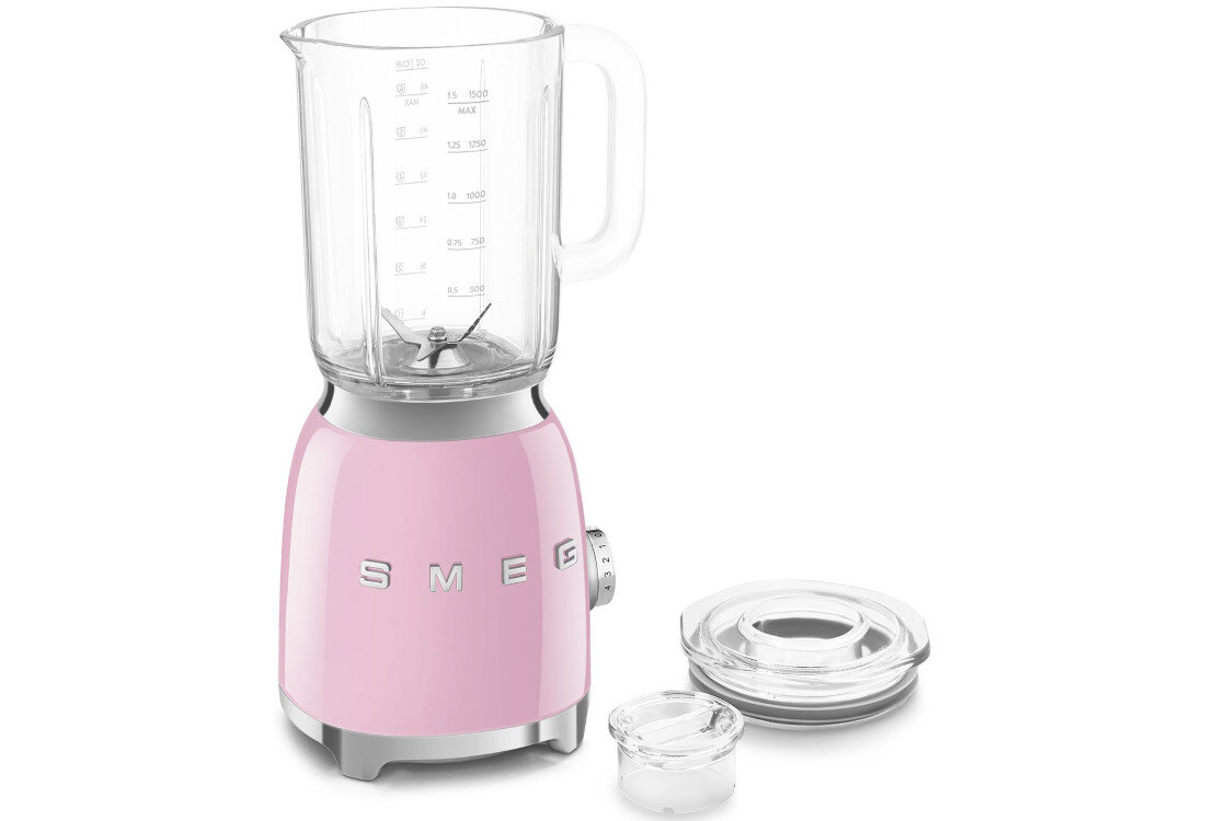 Blender kielichowy w pastelowym różu z logo SMEG na obudowie. Obok znajdują się dwa przezroczyste elementy, prawdopodobnie pokrywki.