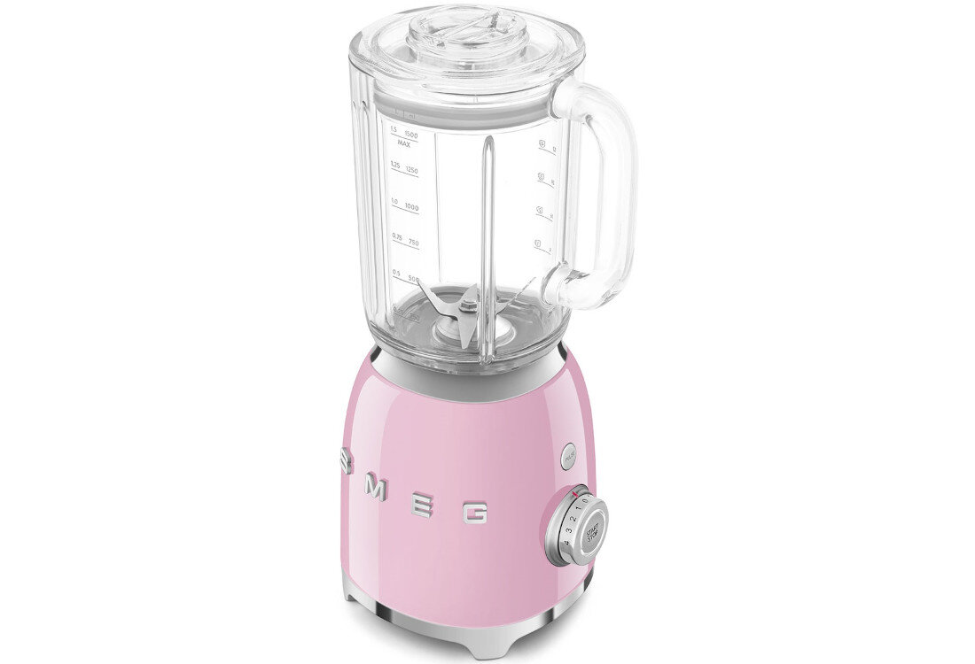 Blender kielichowy w pastelowym różu z przezroczystym pojemnikiem i miarką. Na obudowie widoczne jest logo \'SMEG\'.
