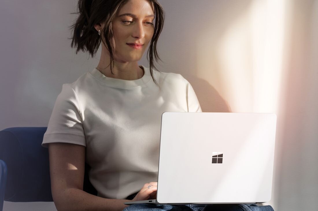 Laptop MICROSOFT Surface Laptop Copilot+ PC Wi-Fi 7 Bluetooth 5.4 szybkim i stabilnym połączeniem internetowym urządzeniami Bluetooth
    
                    </div data-genbyai=