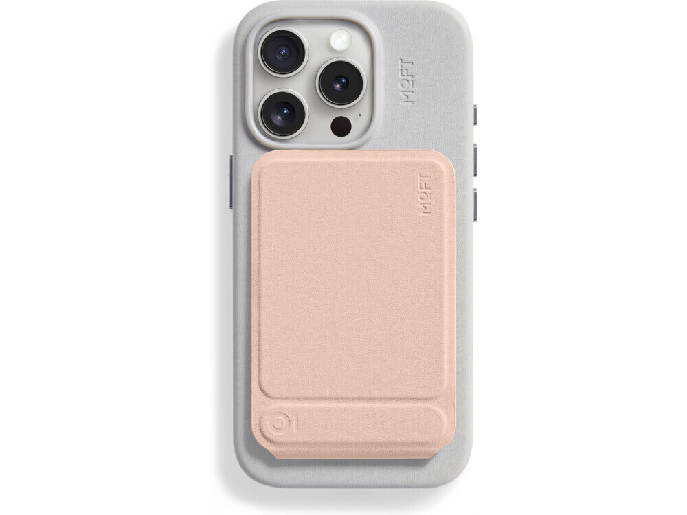 Na obrazie widoczny jest telefon w szarej obudowie z trzema obiektywami aparatu, do którego przymocowany jest brzoskwiniowy magnetyczny portfel z logo MOFT.