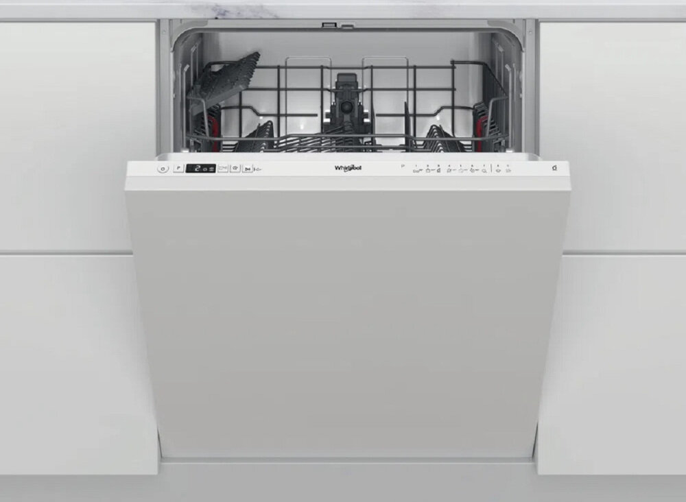 Na zdjęciu widoczna jest otwarta zmywarka w zabudowie z widocznym logo \'Whirlpool\' na panelu sterowania. Wnętrze zmywarki jest puste, a na panelu wyświetlacza widnieje liczba \'2:01\'.