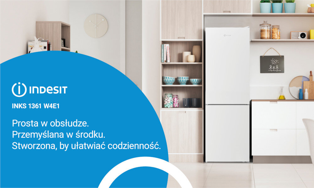 Na obrazie widoczna jest biała lodówka w zabudowie kuchennej oraz niebieski okrąg z tekstem: \'INDESIT INKS 1361 W4E1 Prosta w obsłudze. Przemyślana w środku. Stworzona, by ułatwiać codzienność.\'.