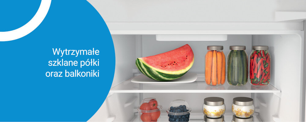 Wnętrze lodówki z półkami, na których znajdują się kawałek arbuza, słoiki z warzywami oraz pojemniki z jedzeniem. Na niebieskim tle widoczny jest tekst: \'Wytrzymałe szklane półki oraz balkoniki\'.