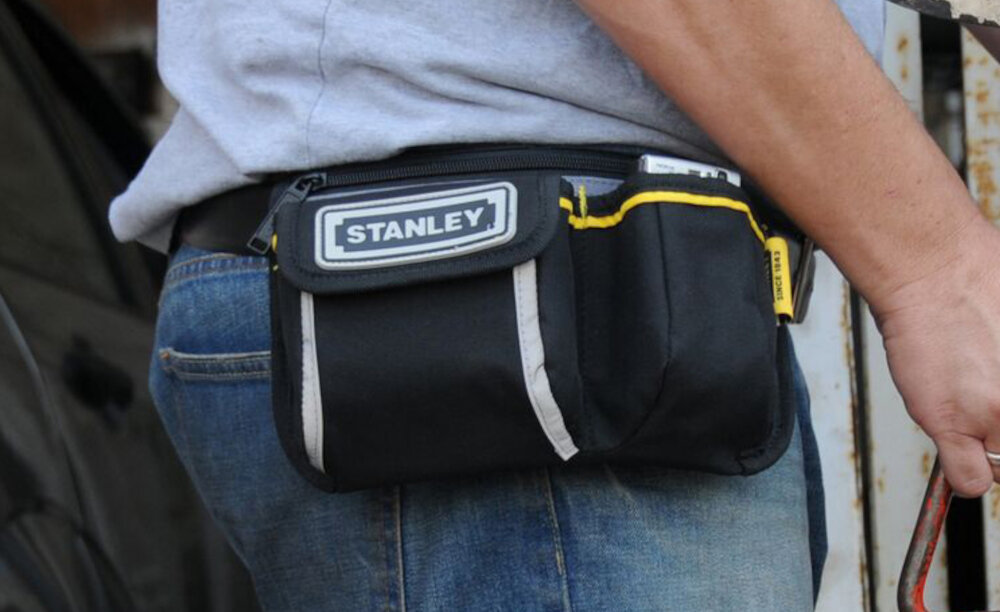 Kieszeń na narzędzia STANLEY 1-96-179 osoba ma kieszeń przyczepioną do pasa pasuje do pasów roboczych o różnych szerokościach łatwe dopasowanie do posiadanego ekwipunku uchwyt zintegrowany z konstrukcją porządek mobilność