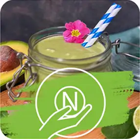 Słoik z zielonym smoothie ozdobiony różowym kwiatkiem i niebiesko-białą słomką. Na pierwszym planie symbol dłoni trzymającej literę \'N\'.