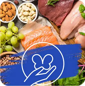 Na obrazie widoczne są różne produkty spożywcze, takie jak winogrona, migdały, mięso i łosoś, ułożone na drewnianej powierzchni. Na pierwszym planie znajduje się niebieski symbol dłoni trzymającej motyla.