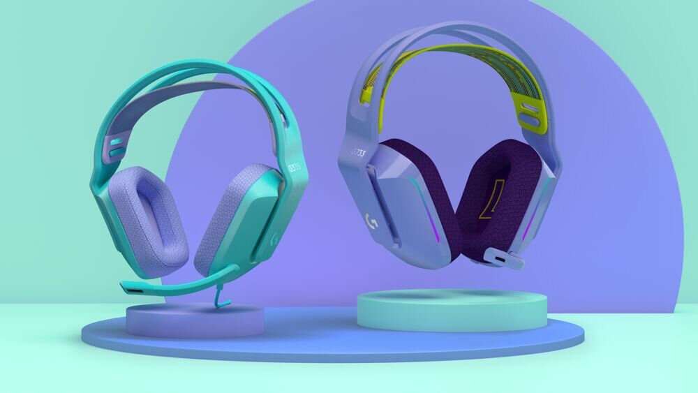 Na obrazie znajdują się dwa zestawy słuchawek nausznych w różnych kolorach, umieszczone na okrągłych podstawkach. Słuchawki mają nowoczesny design z widocznymi elementami w kolorach turkusowym, fioletowym i żółtym.
