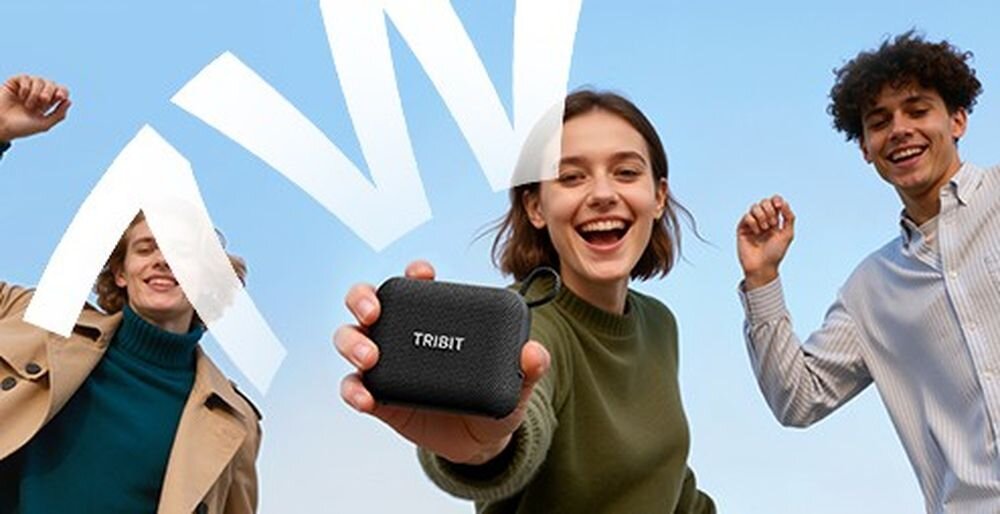 Głośnik mobilny TRIBIT PocketGo BTS68, moc 7 W i wyraźne brzmienie muzyki w przenośnej konstrukcji, osoba trzymająca głośnik w ręku