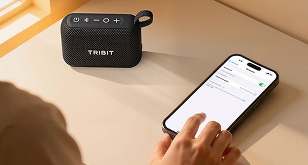 Głośnik mobilny TRIBIT PocketGo BTS68, Bluetooth 6.0, kodeki AAC i SBC, zasięg ponad 30 metrów oraz slot microSD do 128 GB, głopśnik stojący na blacie obok smartfona