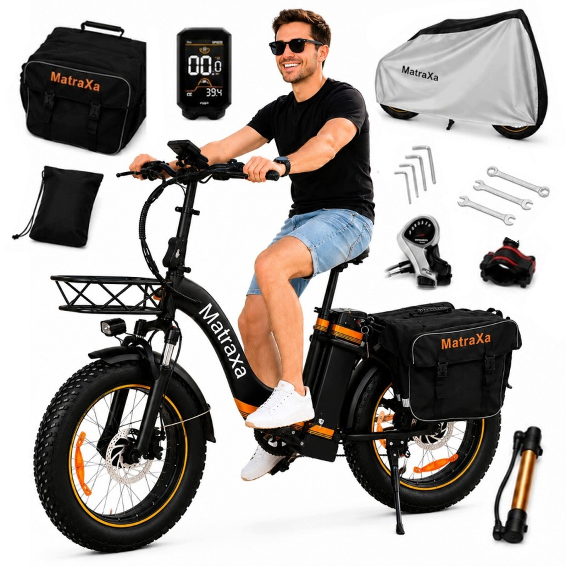 Osoba siedzi na czarnym rowerze elektrycznym z masywnymi kołami, na którym widnieje napis \'MatraXa\'. Wokół roweru znajdują się akcesoria, takie jak torby, narzędzia, pompka i wyświetlacz, również z logo \'MatraXa\'.