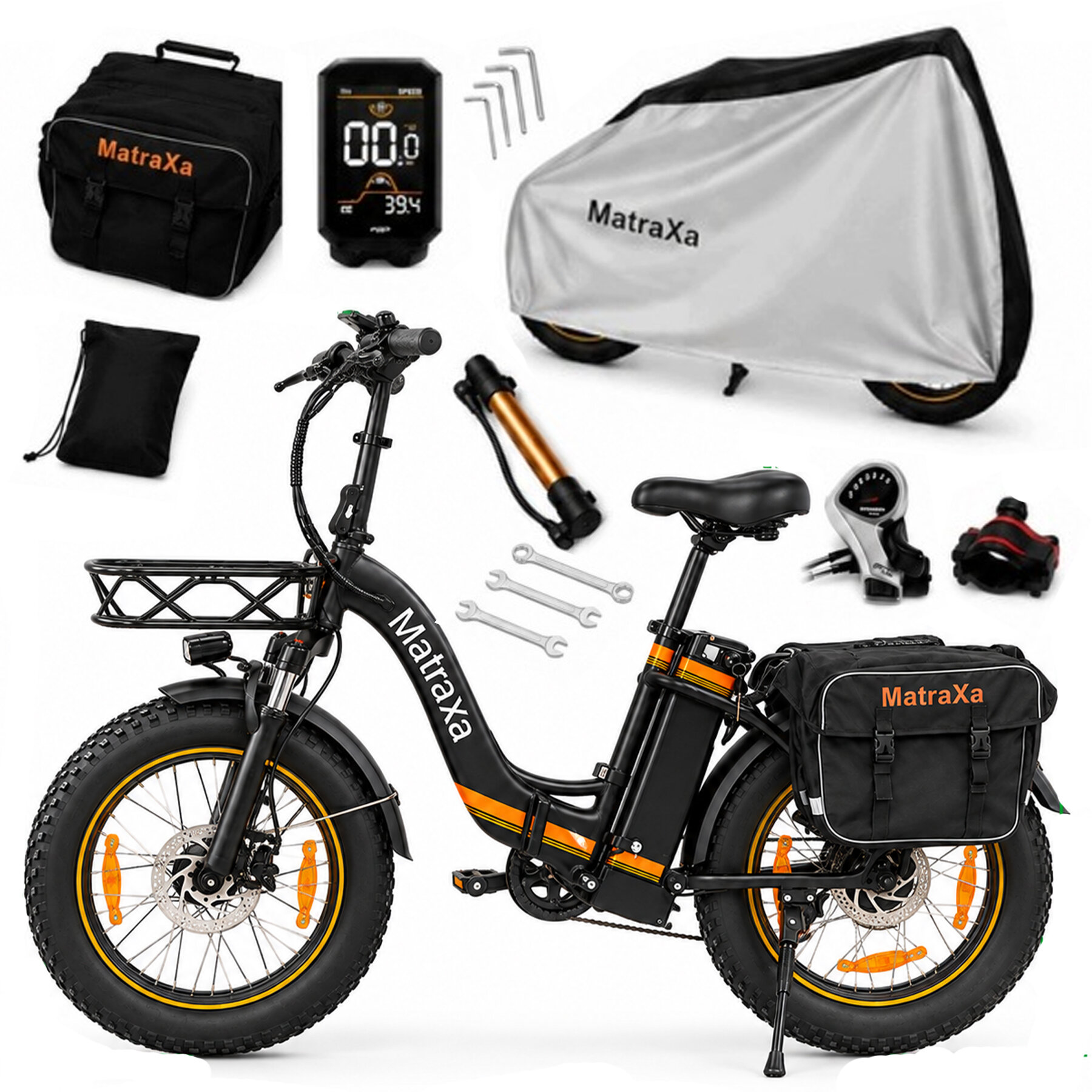 Na obrazie znajduje się czarny rower elektryczny z masywnymi kołami, oznaczony logo \'MatraXa\'. Wokół roweru widoczne są akcesoria, takie jak torby, pokrowiec, pompka, klucze i wyświetlacz.
